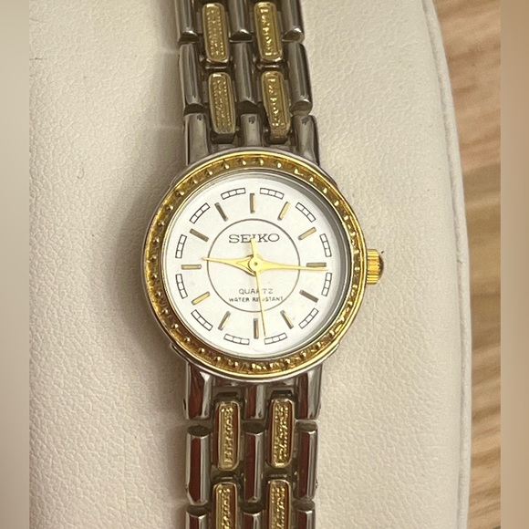 Seiko Ladies Watch Super RARE Vintage Two Tone Bracelet Beautiful White Dial - Picture 3 of 12